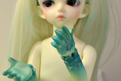 Soom Eliv hand blushing