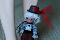 Lamina standing by some pillars...